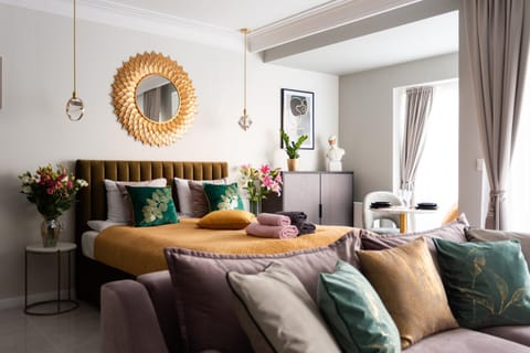 Bed, Living room, Photo of the whole room, Seating area, Bedroom