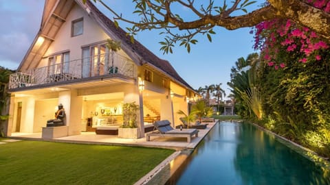Property building, Living room, Guests, Garden view, Pool view, Area and facilities, Swimming pool