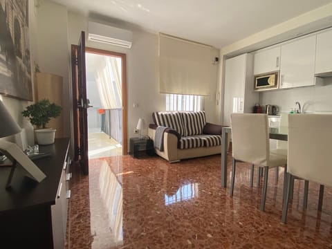 Kitchen or kitchenette, Living room, Seating area, Dining area, minibar, stove, air conditioner