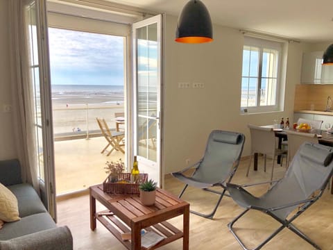 Fort-Mahon-Plage : Appartement rénové en front de mer, 2 chambres, terrasse - FR-1-482-93 Apartment in Fort-Mahon-Plage
