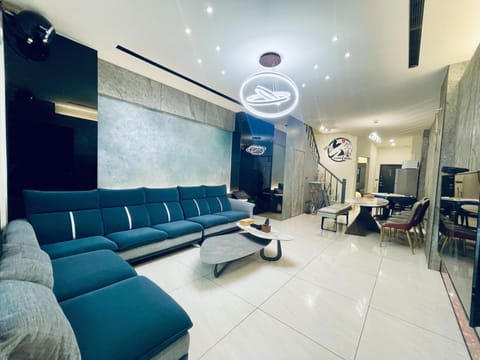TV and multimedia, Living room, Seating area, Evening entertainment