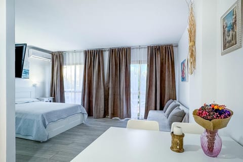 Property building, Restaurant/places to eat, Bed, TV and multimedia, Balcony/Terrace, Beach, Beach, Hiking, Bedroom, Sea view, Supermarket/grocery shop, Swimming pool, air conditioner