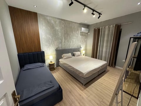 Bed, TV and multimedia, Photo of the whole room, Bedroom, towels, wardrobe