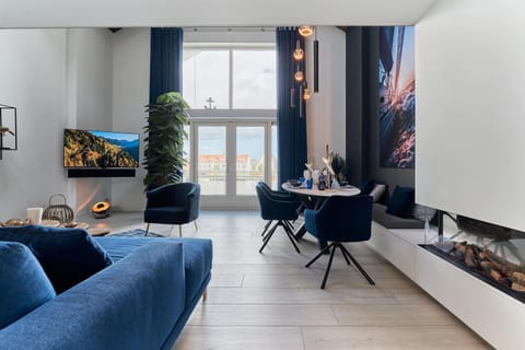 TV and multimedia, Living room, Seating area, Dining area