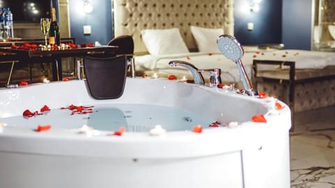 Breakfast, Drinks, Alcoholic drinks, room service, room service, air conditioner