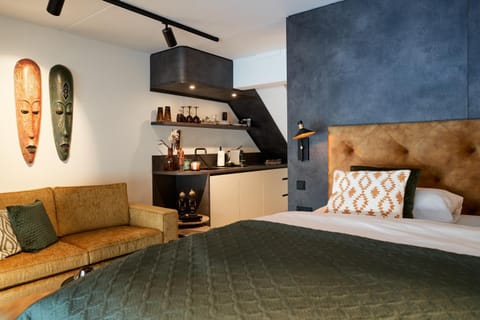 Bed, Kitchen or kitchenette, Seating area, Bedroom