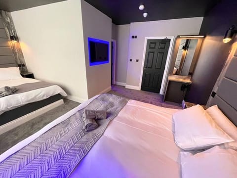 BREEZE SUITES - LUXURY GROUP ACCOM - SLEEPS 19 House in Blackpool