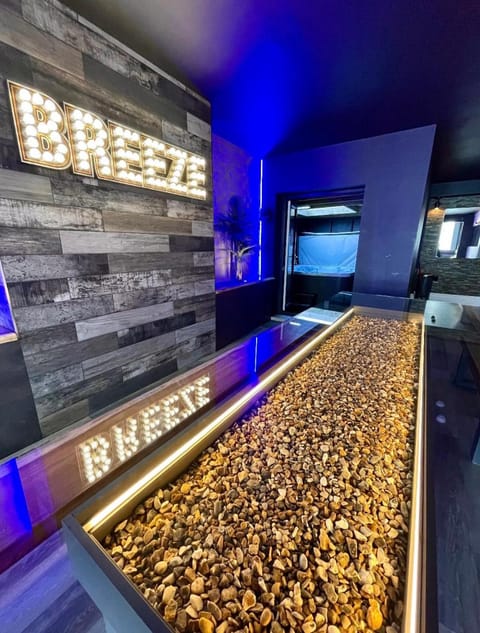 BREEZE SUITES - LUXURY GROUP ACCOM - SLEEPS 19 House in Blackpool