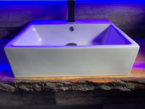 BREEZE SUITES - LUXURY GROUP ACCOM - SLEEPS 19 House in Blackpool