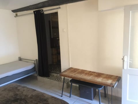 Logement sur pte cour, rez de chaussée, WIFI, CLIM Apartment in Vedène