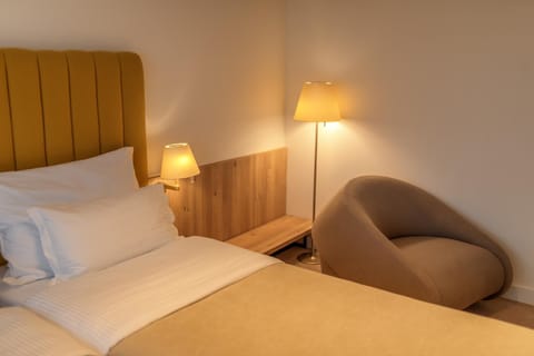 Bed, Photo of the whole room, Seating area, Bedroom, safe