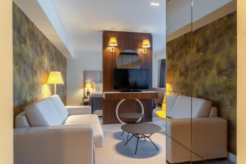 Living room, Photo of the whole room, Seating area, Bedroom