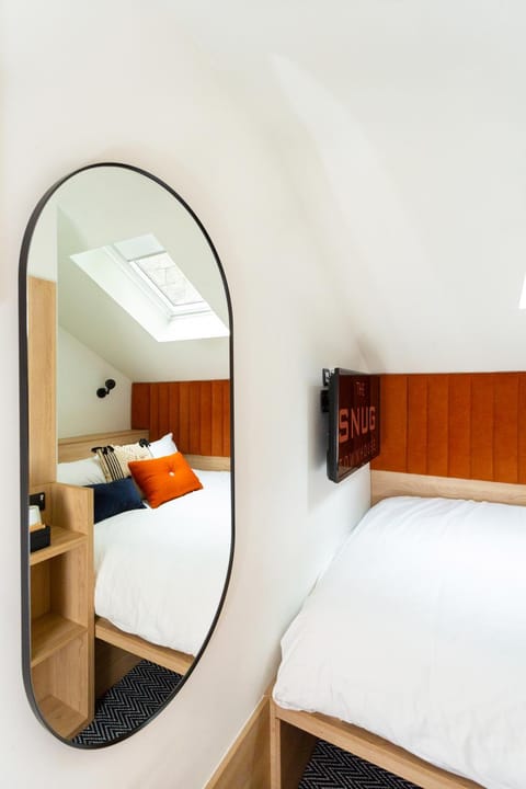 Bed, TV and multimedia, Bedroom