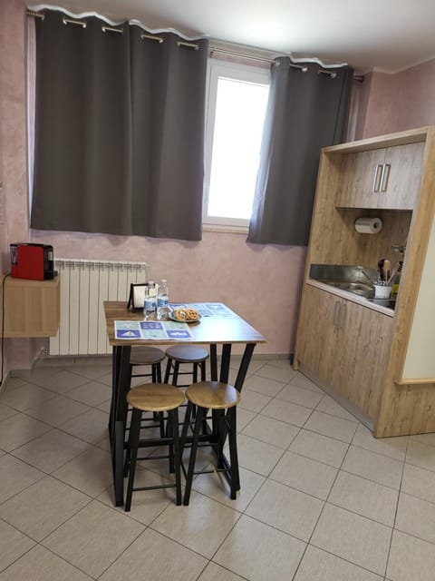 Kitchen or kitchenette, Dining area