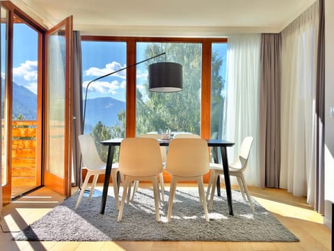 Dining area, Mountain view
