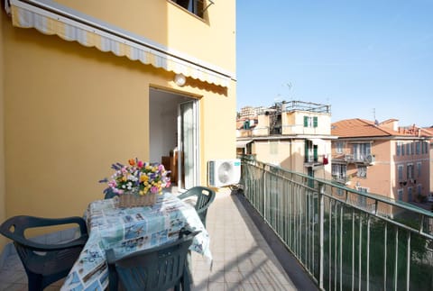 Trilocale Mazzini con 2 balconi Apartment in Varazze