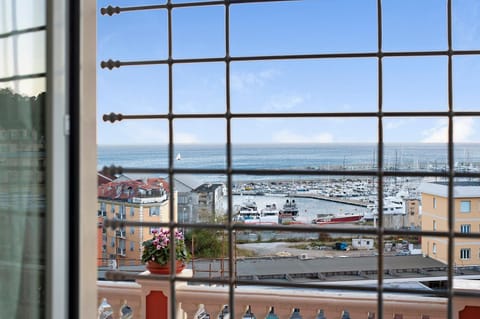 Trilocale in villa vista mare Apt 1 Apartment in Varazze