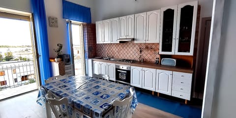 Dining area, kitchen