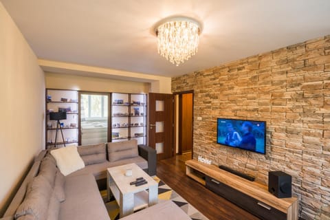 Communal lounge/ TV room, TV and multimedia, Living room, Seating area, Evening entertainment