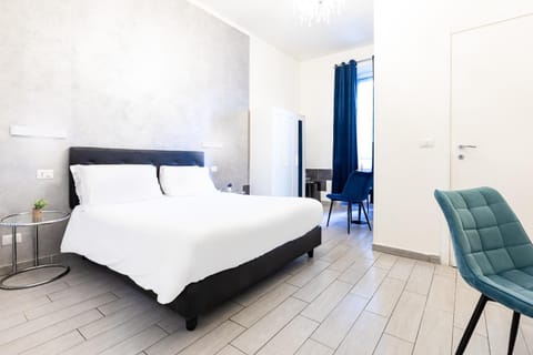 Bed, Photo of the whole room, Seating area, Bedroom