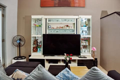 Communal lounge/ TV room, TV and multimedia, Living room, Seating area