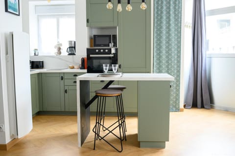 Kitchen or kitchenette, Dining area