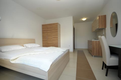 Bed, Kitchen or kitchenette, Bedroom