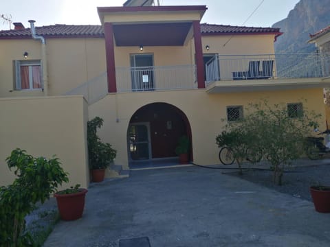 Sunny cozy House with grand courtyard Apartment in Leonidio