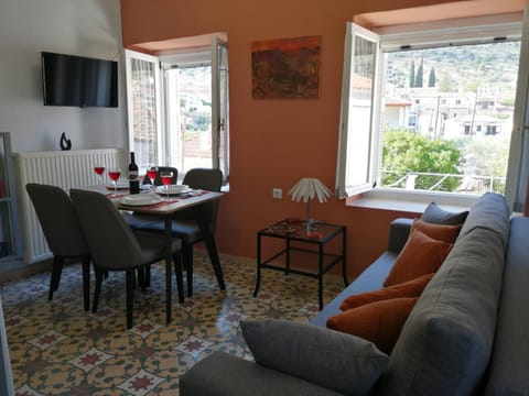 Sunny cozy House with grand courtyard Apartment in Leonidio