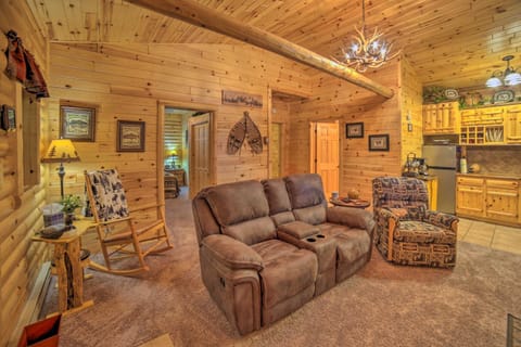 Updated Manistique Log Cabin, Yard and Fire Pit Cabin in Wisconsin