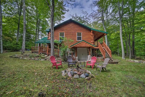 Updated Manistique Log Cabin, Yard and Fire Pit Cabin in Wisconsin