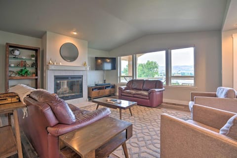 Manson Villa with Hot Tub about 1 Mi to Wineries! House in Manson