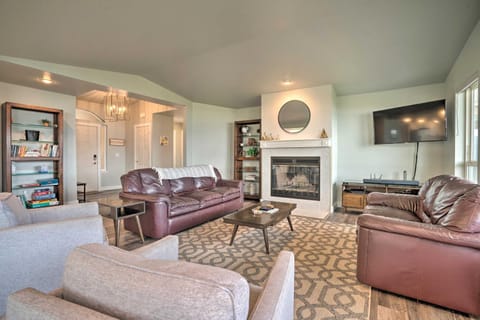 Manson Villa with Hot Tub about 1 Mi to Wineries! House in Manson