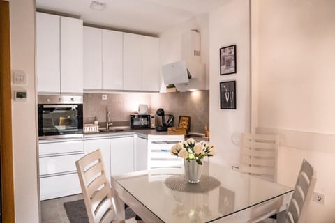 Coffee/tea facilities, Kitchen or kitchenette, Dining area, minibar, pet friendly, stove, toaster