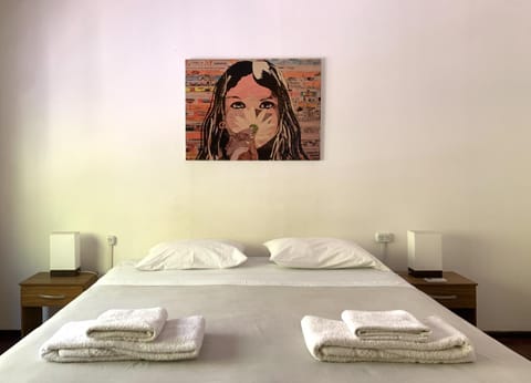 Bedroom, heating, towels