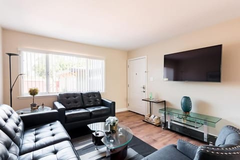 Communal lounge/ TV room, TV and multimedia, Living room, Seating area, Evening entertainment