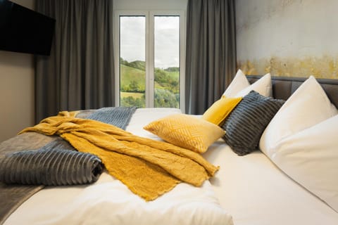 Bed, TV and multimedia, View (from property/room), Photo of the whole room, Bedroom, Mountain view