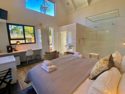 Shower, Photo of the whole room, Bedroom, towels