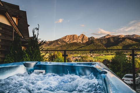 Property building, Day, Natural landscape, Hot Tub, Mountain view
