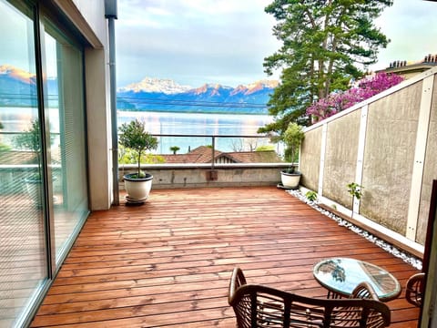 Patio, View (from property/room), Balcony/Terrace, City view, Lake view, Mountain view