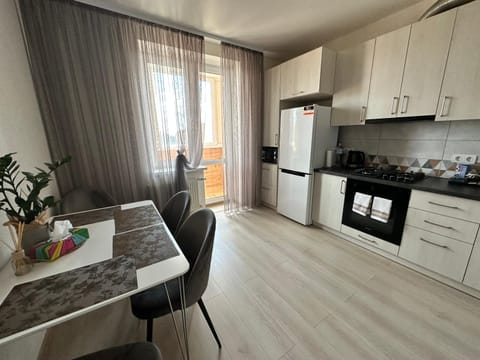 Kitchen or kitchenette, Dining area, minibar, pet friendly