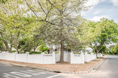 Facade/entrance, Spring, Day, Neighbourhood, Natural landscape, Summer, Street view, Seasons, Location