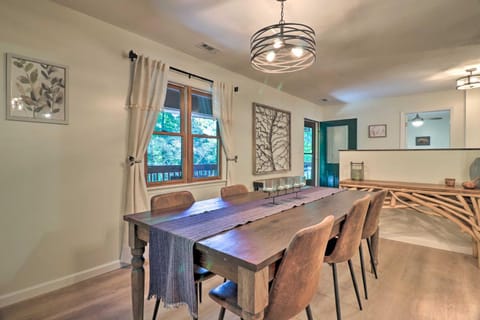 Game Room and Fire Pit Weaverville Family Home! House in Weaverville