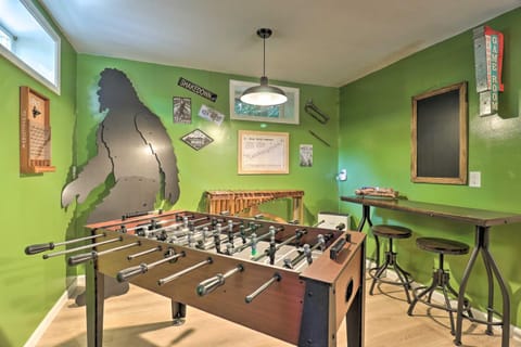 Game Room and Fire Pit Weaverville Family Home! House in Weaverville