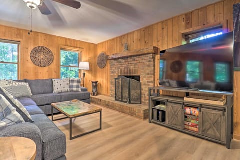 Game Room and Fire Pit Weaverville Family Home! House in Weaverville