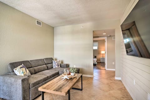 Coastal Clearwater Condo Half Mile to Beach! Apartment in Clearwater Beach