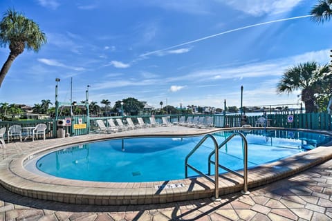 Coastal Clearwater Condo Half Mile to Beach! Apartment in Clearwater Beach