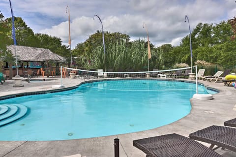 Middle Bass Condo with Balcony, Lake Erie Views Apartment in Lake Erie