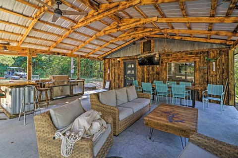 Cozy Cabin with Backyard Oasis 11 Mi to Marina Cabin in Norfork Lake