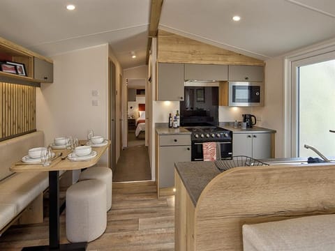 Coffee/tea facilities, Kitchen or kitchenette, Living room, Seating area, Dining area, stove, toaster